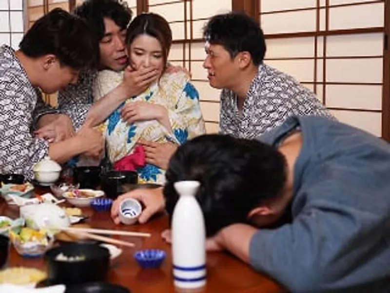 đưa bà xã đi suối nước nóng, ông chồng không biết cô vợ bị người khác trả bài sấp mặt