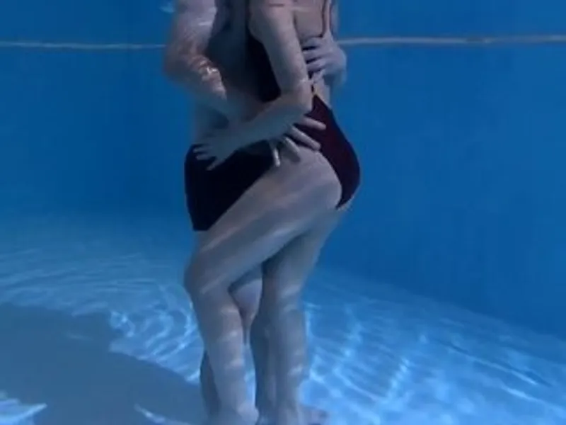 ông xã lạnh nhạt, bà xã lén lút với hlv dạy bơi