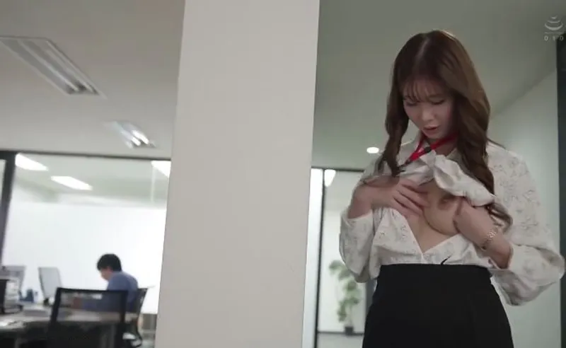 Bí ẩn đằng sau cô nhân viên bề ngoài nghiêm nghị hóa ra lại là "nữ hoàng dâm đãng" đích thực.